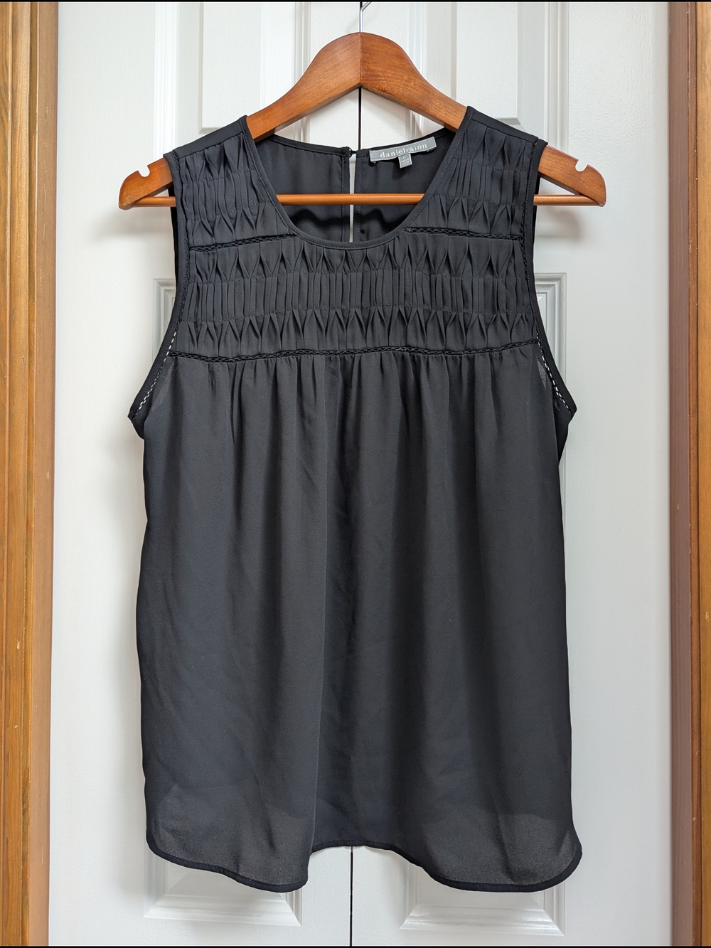 Women’s Black Sleeveless Smocked Blouse Large